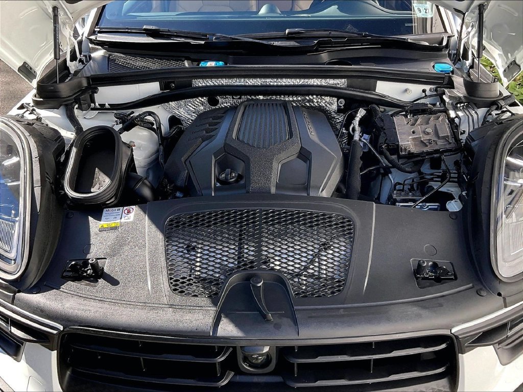Certified 2022 Porsche Macan AWD/4WD image 15
