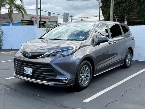 Used 2022 Toyota Sienna XLE FWD image 2