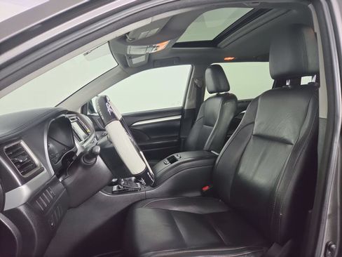 Used 2016 Toyota Highlander XLE AWD/4WD image 18