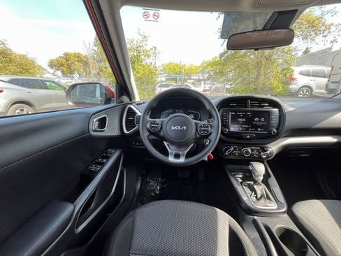 Used 2025 Kia Soul LX w/ LX Technology Package image 32