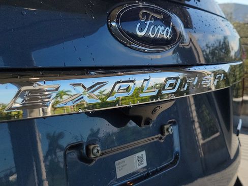 Used 2018 Ford Explorer XLT w/ Equipment Group 202A FWD image 7