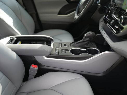 Used 2022 Toyota Highlander XLE image 17