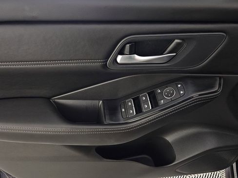 Used 2025 Nissan Rogue SL image 24