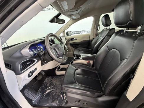 Used 2023 Chrysler Pacifica Touring-L FWD image 14