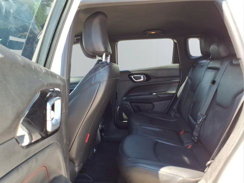 Used 2025 Jeep Compass Trailhawk AWD/4WD image 12