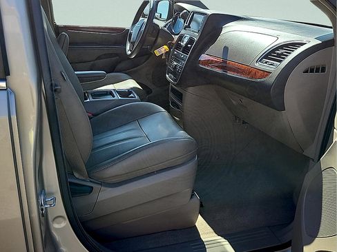 Used 2015 Chrysler Town & Country Touring w/ Driver Convenience Group FWD image 10