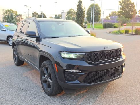 Used 2023 Jeep Grand Cherokee Limited w/ Black Appearance Package AWD/4WD image 8