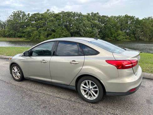 Used 2016 Ford Focus SE image 3