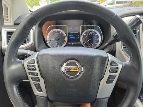 Used 2019 Nissan Titan SV w/ SV Convenience Package RWD image 11