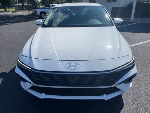 Used 2025 Hyundai Elantra SE FWD image 2