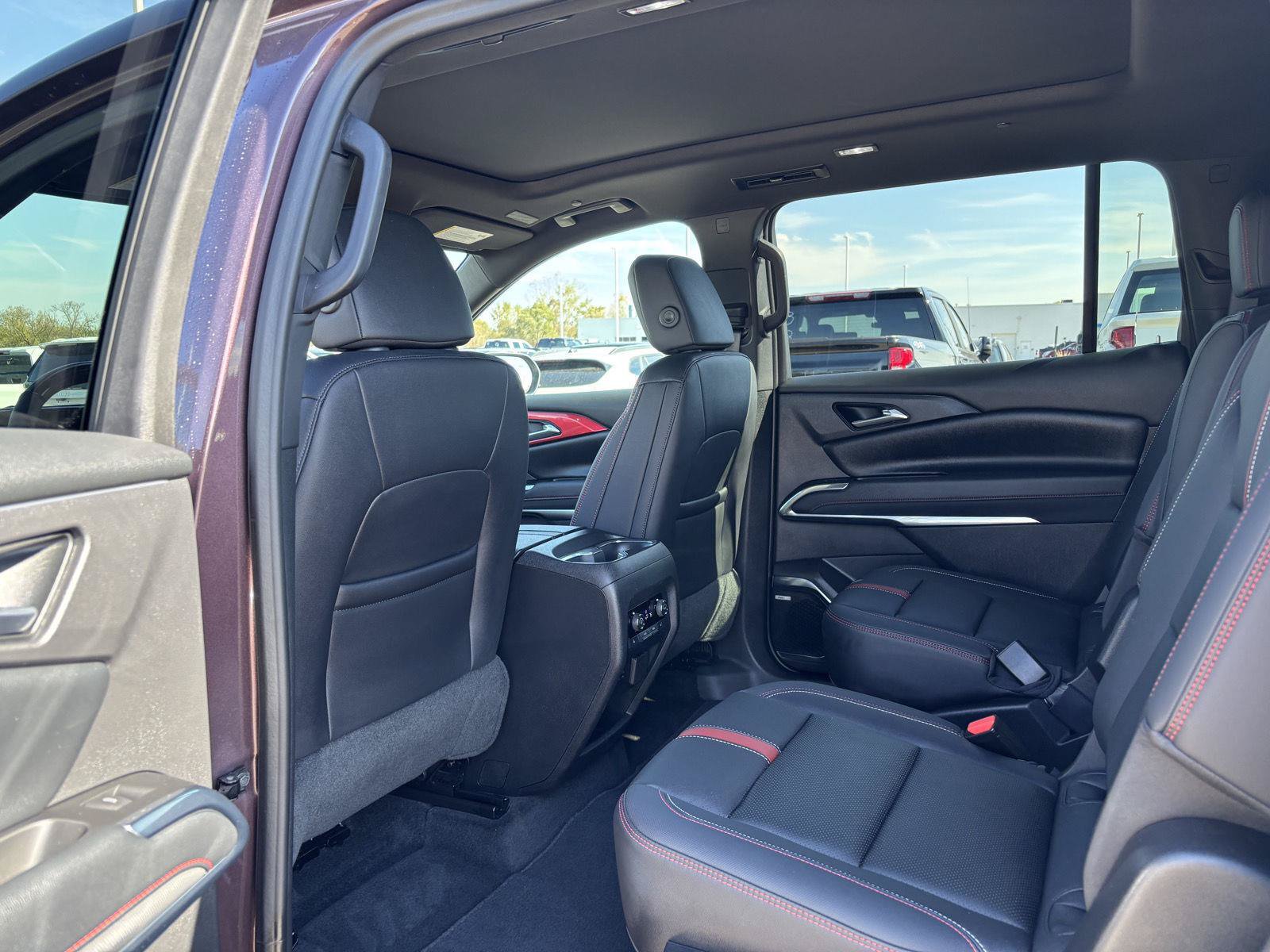 Used 2024 Chevrolet Traverse RS FWD image 17