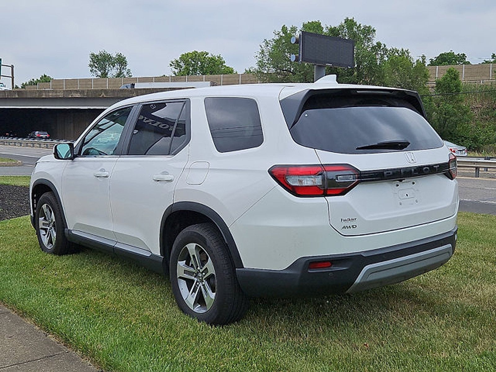 Used 2024 Honda Pilot EX-L image 4