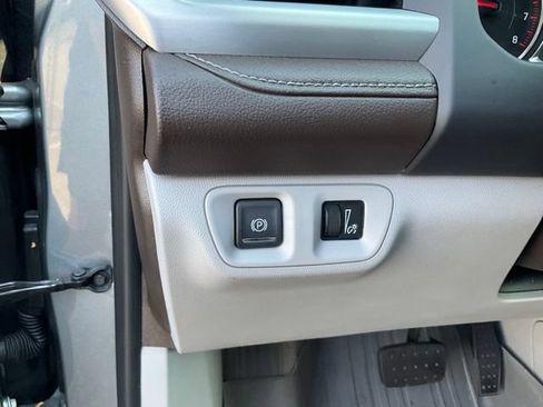 Used 2023 GMC Acadia SLE w/ Driver Convenience Package AWD/4WD image 9