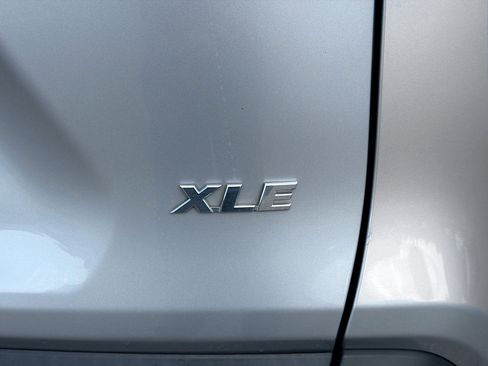 Used 2021 Toyota RAV4 XLE Premium image 11