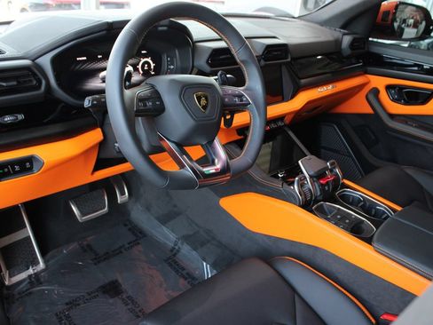 Used 2025 Lamborghini Urus SE AWD/4WD image 14
