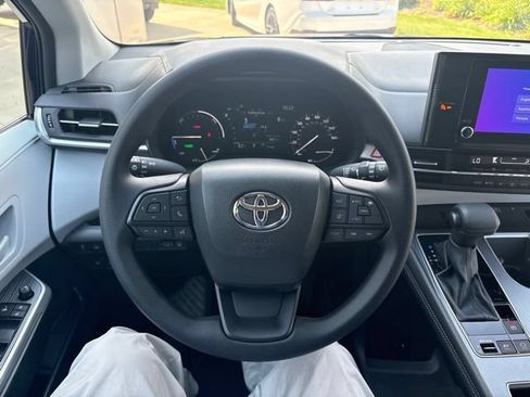 Used 2026 Toyota Sienna LE FWD image 14