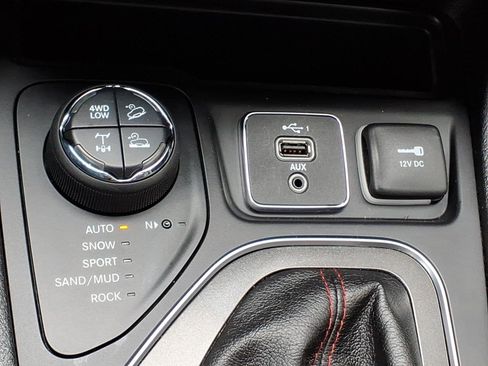 Used 2019 Jeep Cherokee Trailhawk AWD/4WD image 17