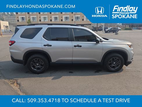 Used 2025 Honda Pilot TrailSport image 6