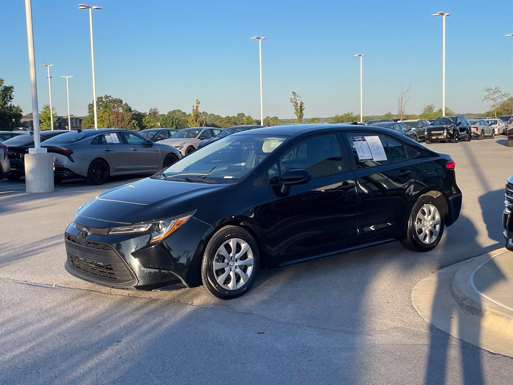 Used 2025 Toyota Corolla LE FWD image 4