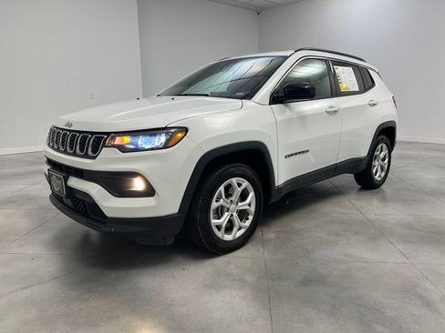 Used 2024 Jeep Compass Latitude AWD/4WD image 3