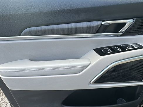 Used 2025 Kia Telluride EX w/ EX Captain's Chair Package image 15