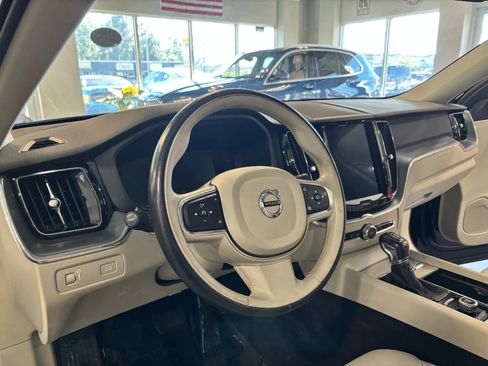 Used 2019 Volvo XC60 T5 Momentum w/ Premium Package image 26