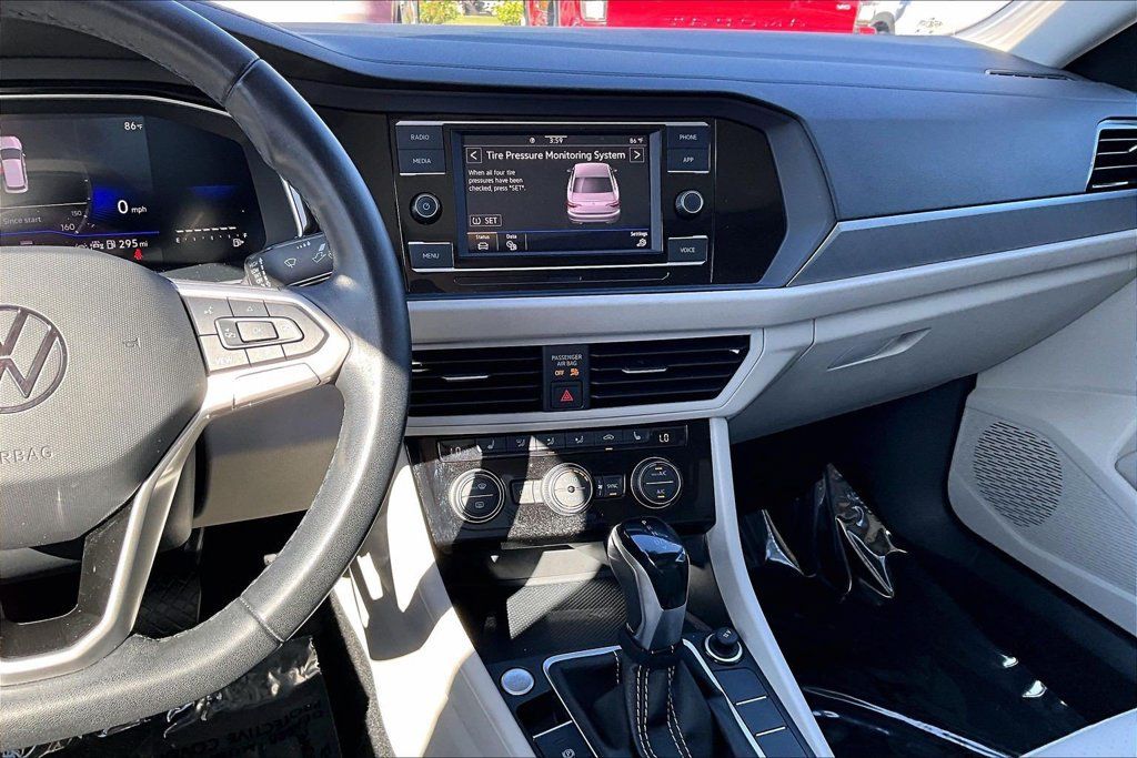 Used 2024 Volkswagen Jetta SE w/ Panoramic Sunroof Package FWD image 8
