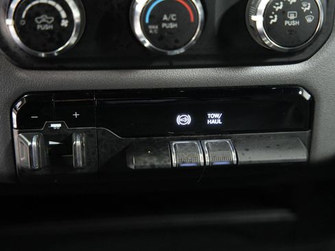 Used 2024 RAM 2500 Big Horn AWD/4WD image 39