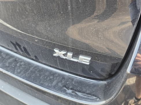 Used 2019 Toyota Highlander XLE FWD image 11