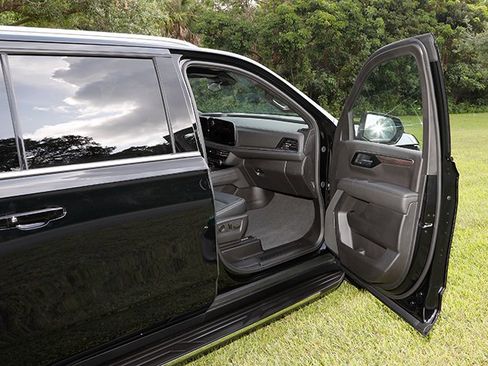 Used 2025 Chevrolet Suburban LS RWD image 16