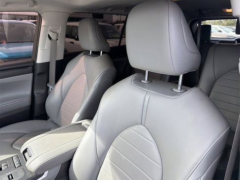 Used 2021 Toyota Highlander XLE image 12