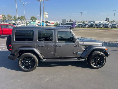 Used 2022 Jeep Wrangler Unlimited Sahara AWD/4WD image 14