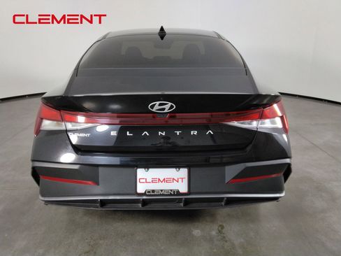 Used 2025 Hyundai Elantra SE FWD image 6