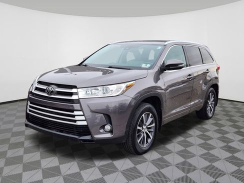 Used 2018 Toyota Highlander XLE image 2