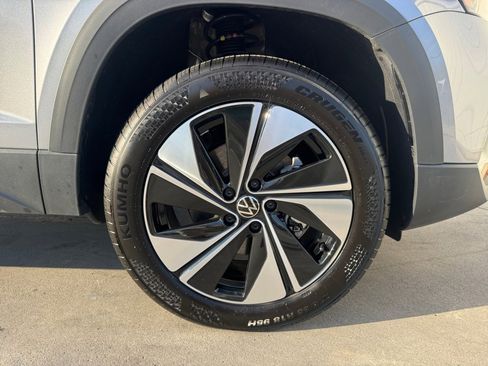 Used 2025 Volkswagen Taos SE w/ Panoramic Sunroof Package image 29