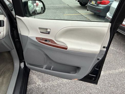 Used 2014 Toyota Sienna XLE image 20