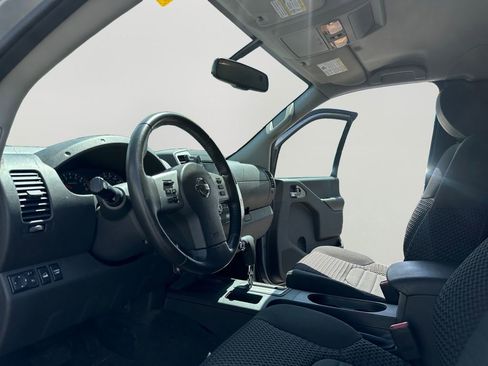 Used 2017 Nissan Frontier SV w/ SV Value Truck Package AWD/4WD image 9