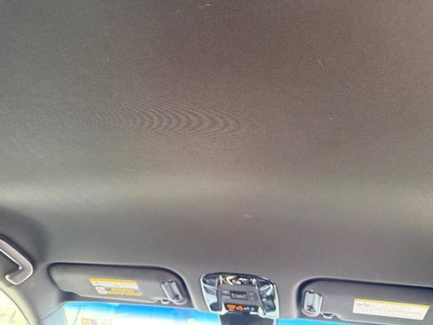 Used 2021 Toyota Venza XLE image 15