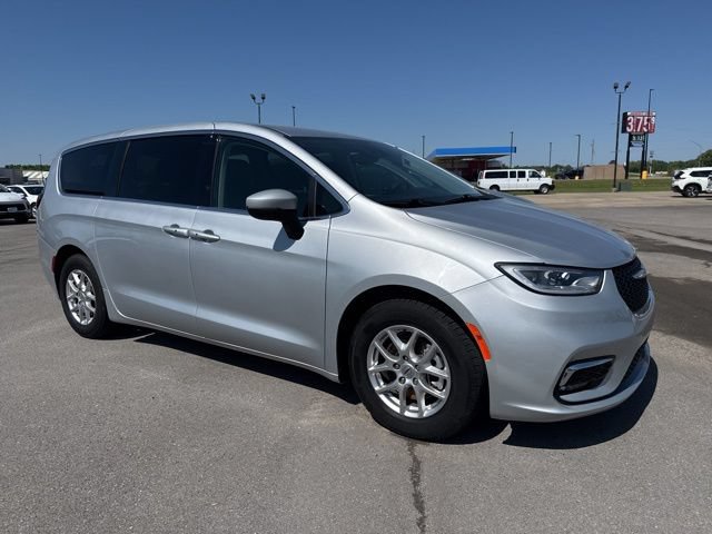 Used 2023 Chrysler Pacifica Touring-L FWD image 4