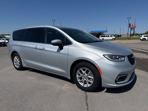Used 2023 Chrysler Pacifica Touring-L FWD image 4