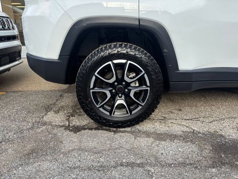 Used 2025 Jeep Compass Trailhawk image 33