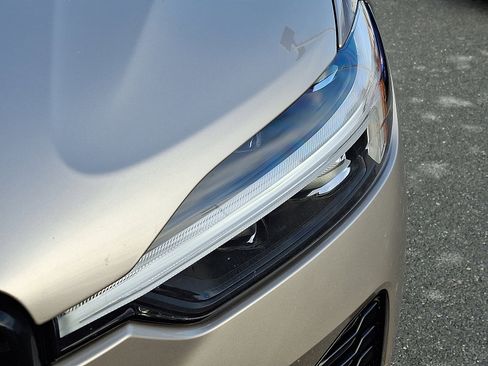 Used 2025 Volvo XC60 B5 Plus image 9