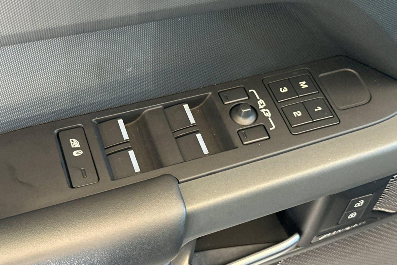 Used 2024 Land Rover Defender 110 X AWD/4WD image 11