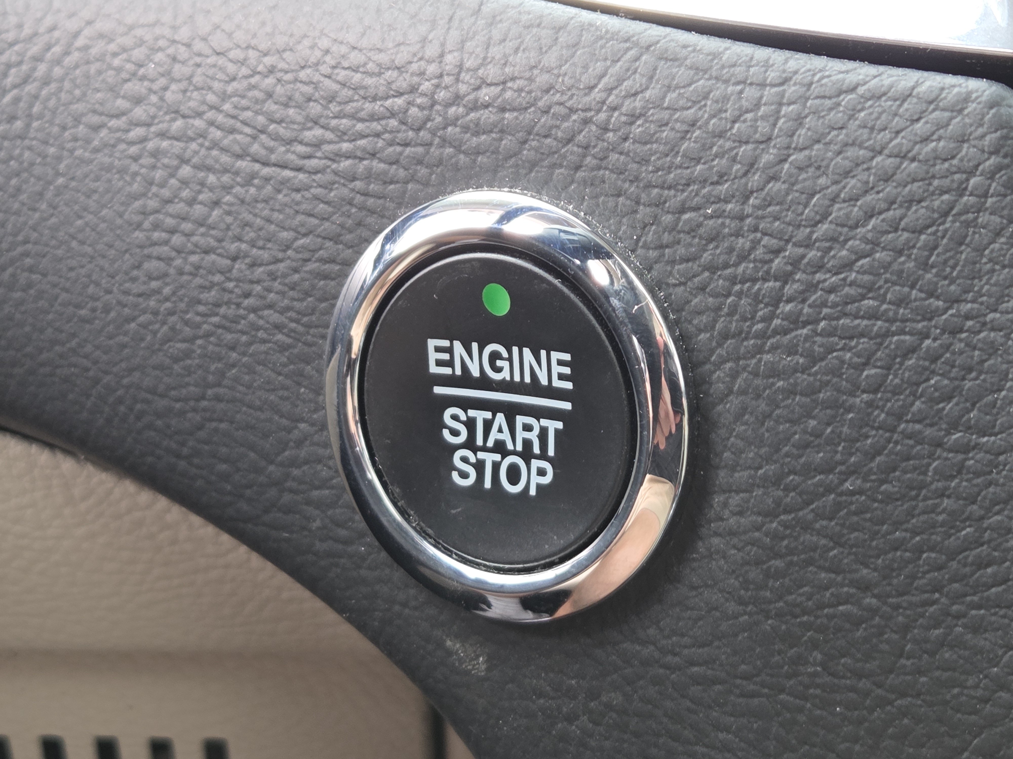 Used 2019 Ford Edge Titanium w/ Equipment Group 301A AWD/4WD image 24