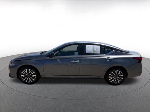 Used 2025 Nissan Altima 2.5 SV FWD image 8