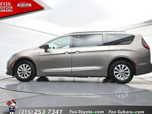Used 2017 Chrysler Pacifica Touring-L FWD image 25