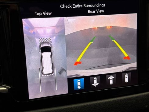 Used 2023 Chrysler Pacifica Touring-L image 20