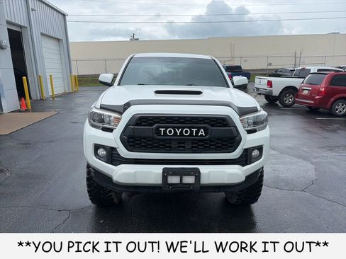 Used 2017 Toyota Tacoma TRD Sport w/ Premium & Technology Package AWD/4WD image 2