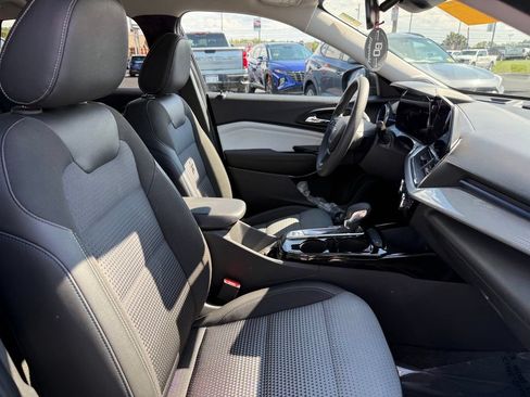 Used 2025 Chevrolet Trax LT FWD image 21