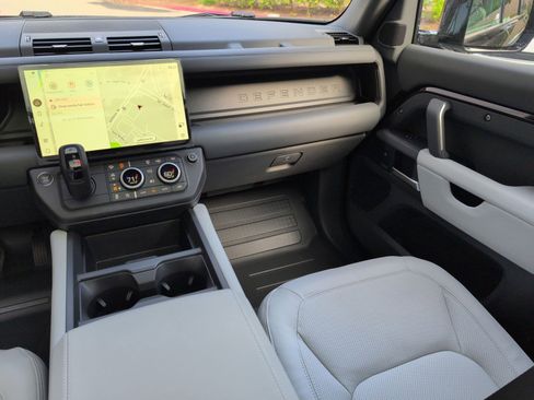 New 2026 Land Rover Defender 130 X-Dynamic SE image 28